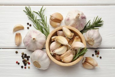 Taze sarımsak, biber ve beyaz ahşap masada biberiye.