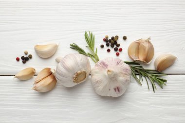 Taze sarımsak, biber ve beyaz ahşap masada biberiye.