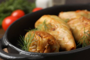 Lezzetli lahana dürümleri masada servis edilir, yakın plan.