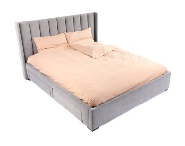 Beyaz çarşaflı büyük bir yatak.