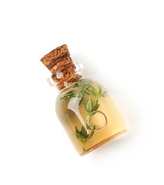 Bir şişe kekik yağı beyaza izole edilmiş, üst görünüm