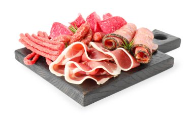 Beyaz et, sosis ve biberiye ile kaplanmış şarküteri tahtası.