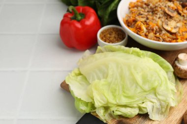 Doldurulmuş lahana ruloları için gerekli malzemeler ışıklı masa üzerinde, yakın plan. Metin için boşluk