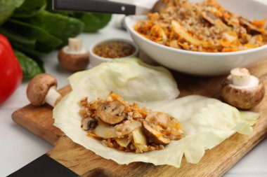 Doldurulmuş lahana ruloları için malzemeler masada, yakın plan.