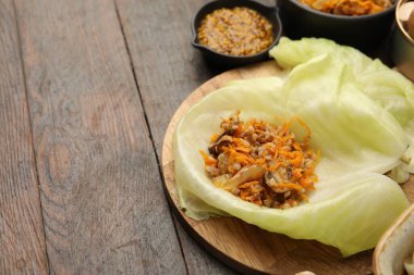 Doldurulmuş lahana ruloları için malzemeler ahşap masada, yakın plan. Metin için boşluk