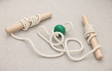 Koltukta çocukların motor becerileri için bir oyuncak, yakın plan.