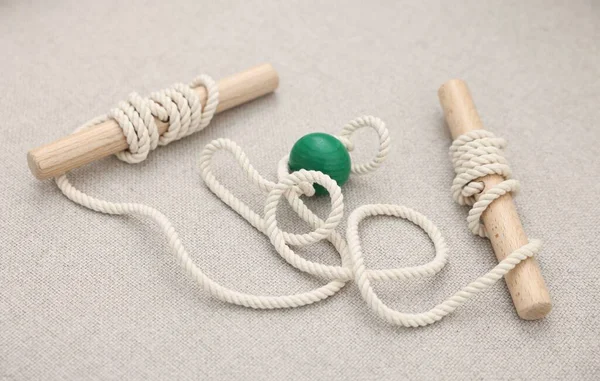 Koltukta çocukların motor becerileri için bir oyuncak, yakın plan.