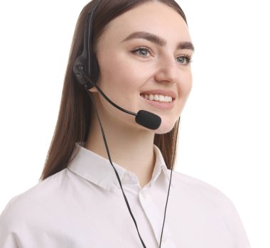 Gülümseyen yardım hattı operatörü beyaz arka planda kulaklık takıyor