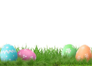 Beyaz arka plana karşı yeşil çimlerde paskalya yumurtaları