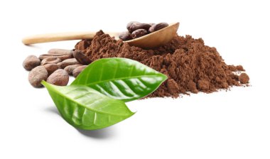 Kakao çekirdeği, toz ve yeşil yapraklar beyaz üzerine izole edilmiş.