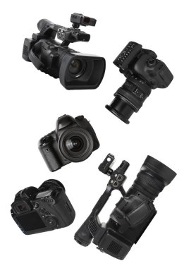 Fotoğraf ve video kameralar beyaz arka planda havada uçuyor