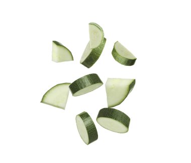 Kabak parçaları beyaz arka plana düşüyor. Taze sebze.