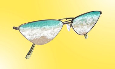 Yaz havası. Deniz dalgaları kıyıya vuruyor. Sarı arka planda güneş gözlüklerine yansıyor.