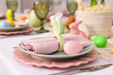 Paskalya kutlaması. Boyalı yumurtalarla şenlik masası, yakın plan.