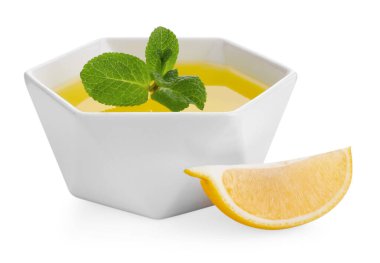 Kase içinde nane şekeri ve beyaz üzerine izole edilmiş bir dilim limon ile nefis sarı jöle.