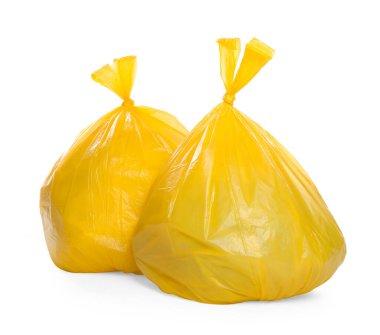 Plastik torbalardaki çöpler beyaza izole edilmiş.