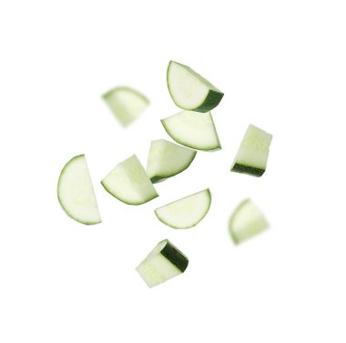 Kabak parçaları beyaz arka plana düşüyor. Taze sebze.