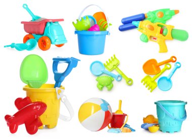 Beyaz sette izole edilmiş çocuklar için plastik plaj oyuncakları.