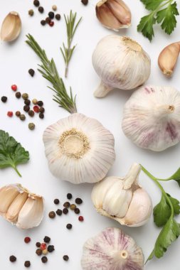 Taze sarımsak, biber, biberiye ve maydanoz.