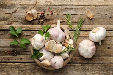 Taze sarımsak, biber ve ahşap masada biberiye.