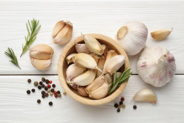 Taze sarımsak, biber ve beyaz ahşap masada biberiye.