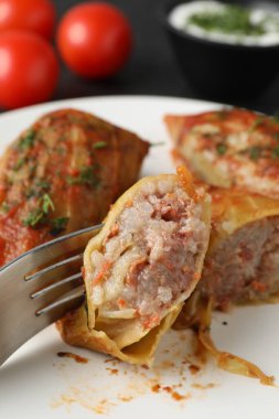 Siyah masada servis edilen lezzetli lahana dürümleri.