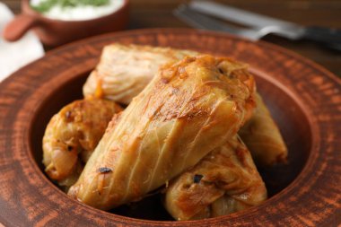 Tahta masada servis edilen lezzetli lahana dürümleri, yakın plan.