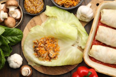 Lahana dolması yapıyorum. İçindekiler masada, düz yatıyordu.