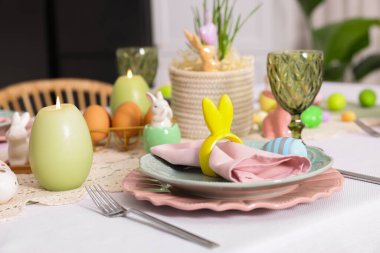 Paskalya kutlaması. Çiçek desenli ve kapalı mekanda yumurta boyalı şenlik masası.