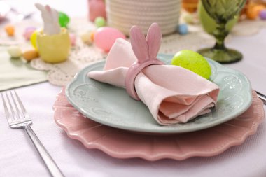 Paskalya kutlaması. Boyalı yumurtalarla şenlik masası, yakın plan.