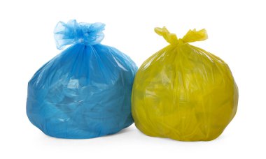 Plastik torbalardaki çöpler beyaza izole edilmiş.