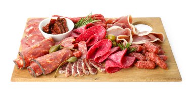 Beyaz et, sosis, zeytin ve biberiye ile kaplanmış şarküteri tahtası.