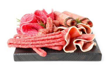 Beyaz et, sosis ve biberiye ile kaplanmış şarküteri tahtası.