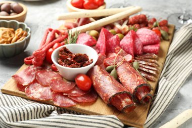 Farklı pişirilmiş et, sosis, zeytin ve domatesli şarküteri tahtası, yakın plan.