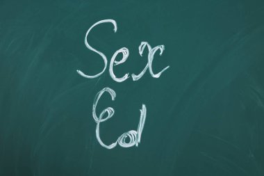 Tahtaya Seks Ed 'in çizdiği kelimeler. Okul programı