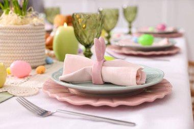 Paskalya kutlaması. Çiçek desenli ve kapalı mekanda yumurta boyalı şenlik masası.