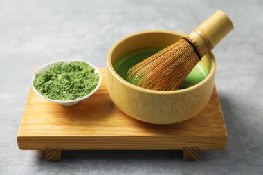 Seramik kasede taze yeşil kibrit, gri desenli masada bambu çırpısı ve toz, yakın plan.