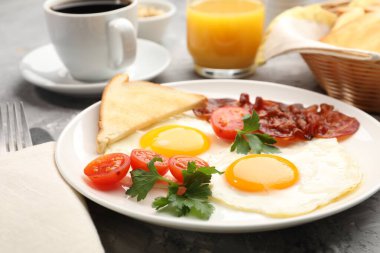 Yağda yumurta ve pastırma ile nefis bir kahvaltı. Dokuma masasında servis ediliyor. Yakın plan.