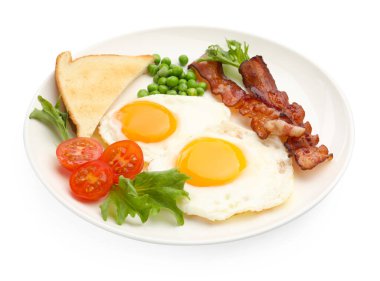 Yağda yumurta, domuz pastırması, kızarmış ekmek, yeşil bezelye ve domateslerle nefis bir kahvaltı.