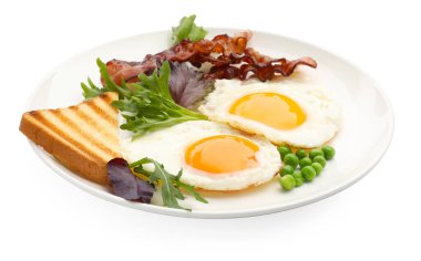 Yağda yumurta, pastırma, kızarmış ekmek, yeşil bezelye ve salata ile nefis bir kahvaltı.