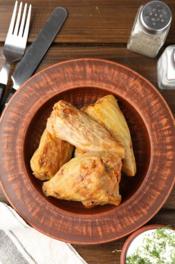 Tahta masada servis edilen leziz lahana dürümleri.