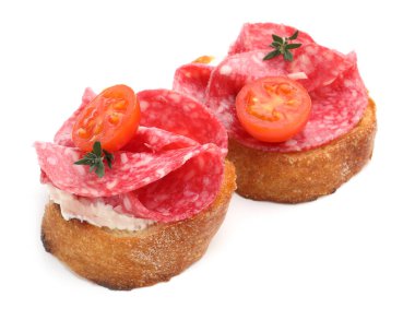 Salamlı, domatesli, krem peynirli ve kekikli nefis bruschettalar beyaz üzerine izole edilmiş.