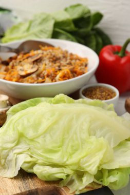 Doldurulmuş lahana ruloları için malzemeler masada, yakın plan.