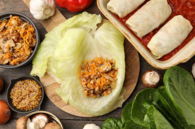 Lahana dolması yapıyorum. İçindekiler masada, düz yatıyordu.