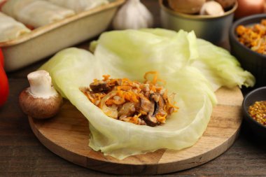 Doldurulmuş lahana ruloları için malzemeler ahşap masada, yakın plan.