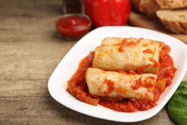 Ahşap masada servis edilen mantarlı lahana dürümleri. Metin için boşluk