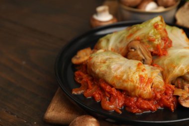 Ahşap masada servis edilen mantarlı lahana dürümleri. Metin için boşluk