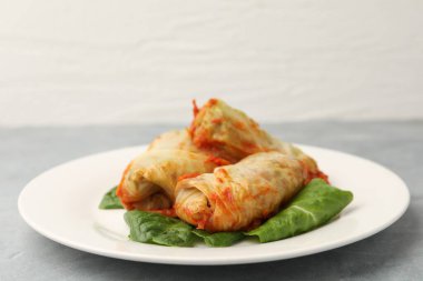 Gri masada lezzetli lahana ruloları, yakın plan.