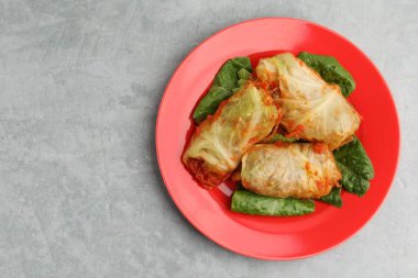 Gri masanın üstünde nefis lahana dürümleri, üst manzara. Metin için boşluk