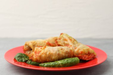 Gri masada lezzetli lahana ruloları, yakın plan.